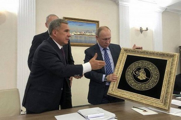 Rusya Devlet Başkanı Putin’e Osmanlı padişahı tuğrası armağan edildi: Daim Muzaffer