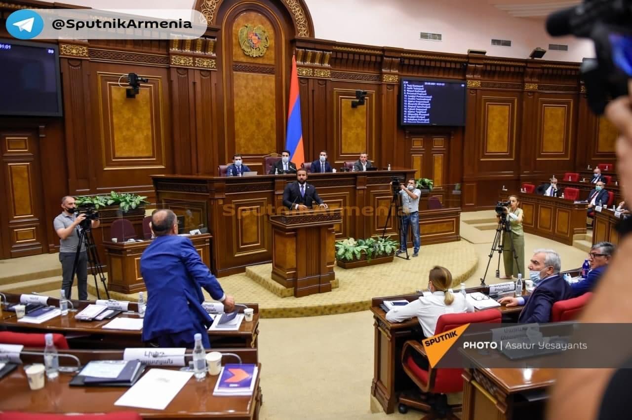 Как Вы думаете кто, сегодня бутылками бросался в армянском парламенте?