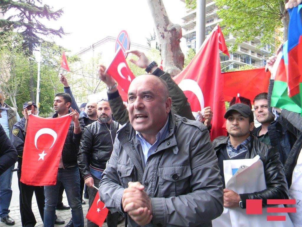 Tiflis’te Türk ve Azerbaycan diasporasından sözde “Ermeni soykırımına” karşı protesto gösterisi