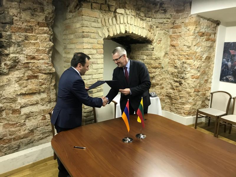Ermenistan-Litvanya arasında savunma işbirliği programı imzalandı
