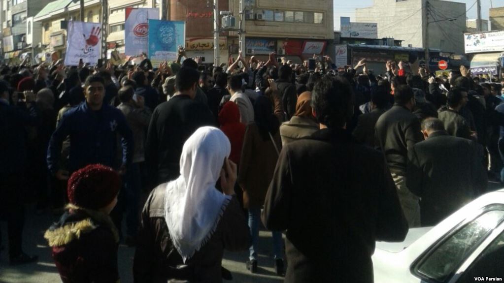 İran Devrim Muhafızları’ndan protestoculara uyarı