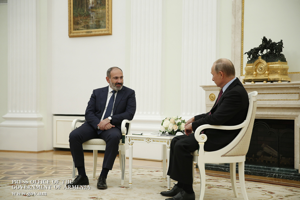 Putin ve Paşinyan Moskova’da bir araya geldi