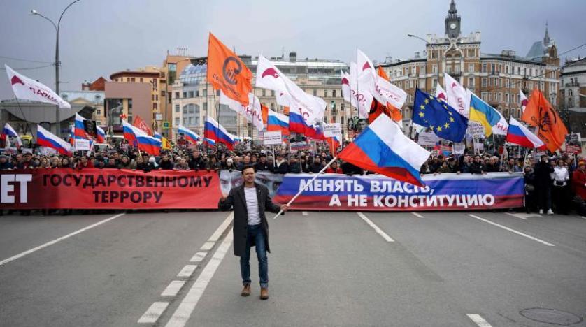 Sokağa inen binlerce protestocu Putin’in istifasını istedi